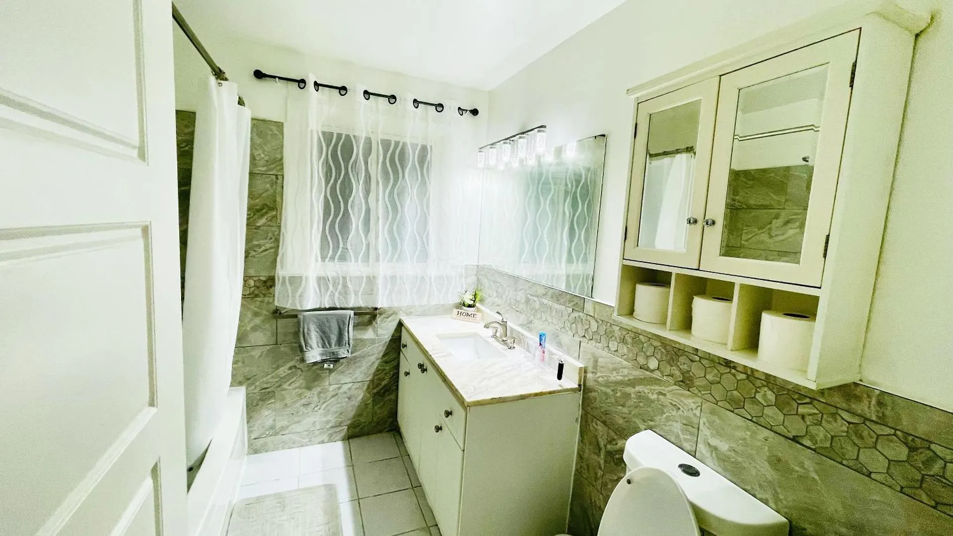 Apartment Home Near Toronto Pearson Airport
