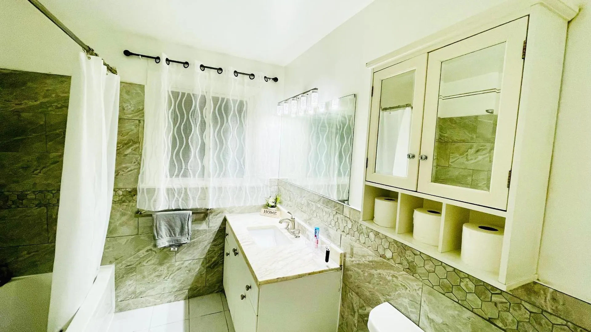 Home Near Toronto Pearson Airport 0*,